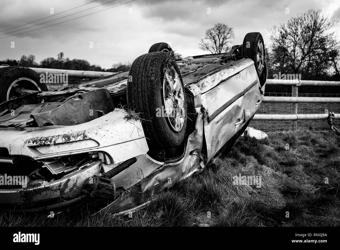 Accident de voiture et location de dommages. Véhicule dans un champ après crash à haute vitesse. Banque D'Images