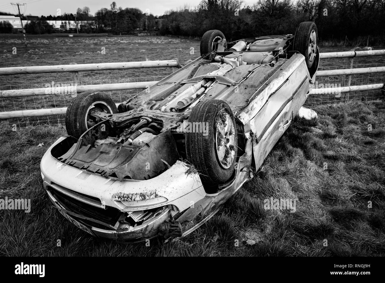 Accident de voiture et location de dommages. Véhicule dans un champ après crash à haute vitesse. Banque D'Images