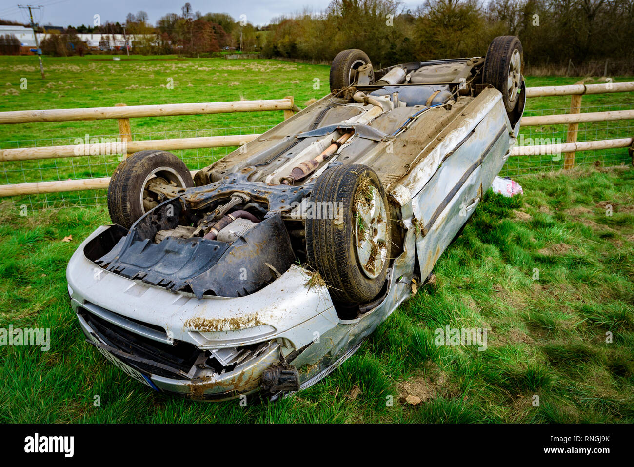 Accident de voiture et location de dommages. Véhicule dans un champ après crash à haute vitesse. Banque D'Images