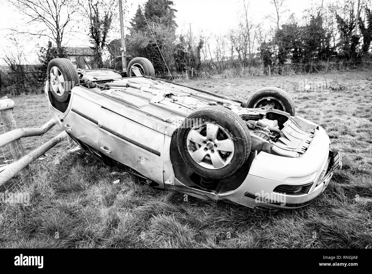 Accident de voiture et location de dommages. Véhicule dans un champ après crash à haute vitesse. Banque D'Images