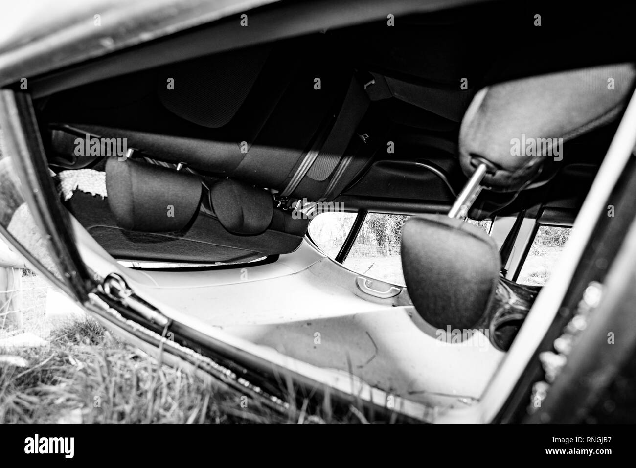 Accident de voiture et location de dommages. Véhicule dans un champ après crash à haute vitesse. Banque D'Images