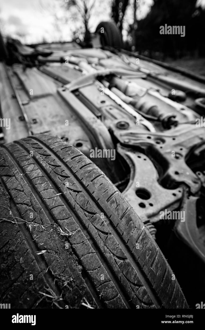 Accident de voiture et location de dommages. Véhicule dans un champ après crash à haute vitesse. Banque D'Images