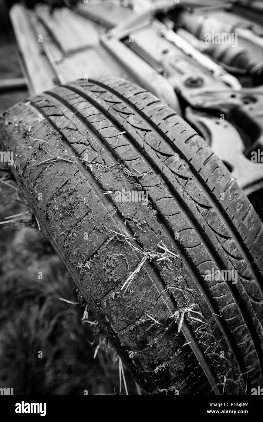 Accident de voiture et location de dommages. Véhicule dans un champ après crash à haute vitesse. Banque D'Images