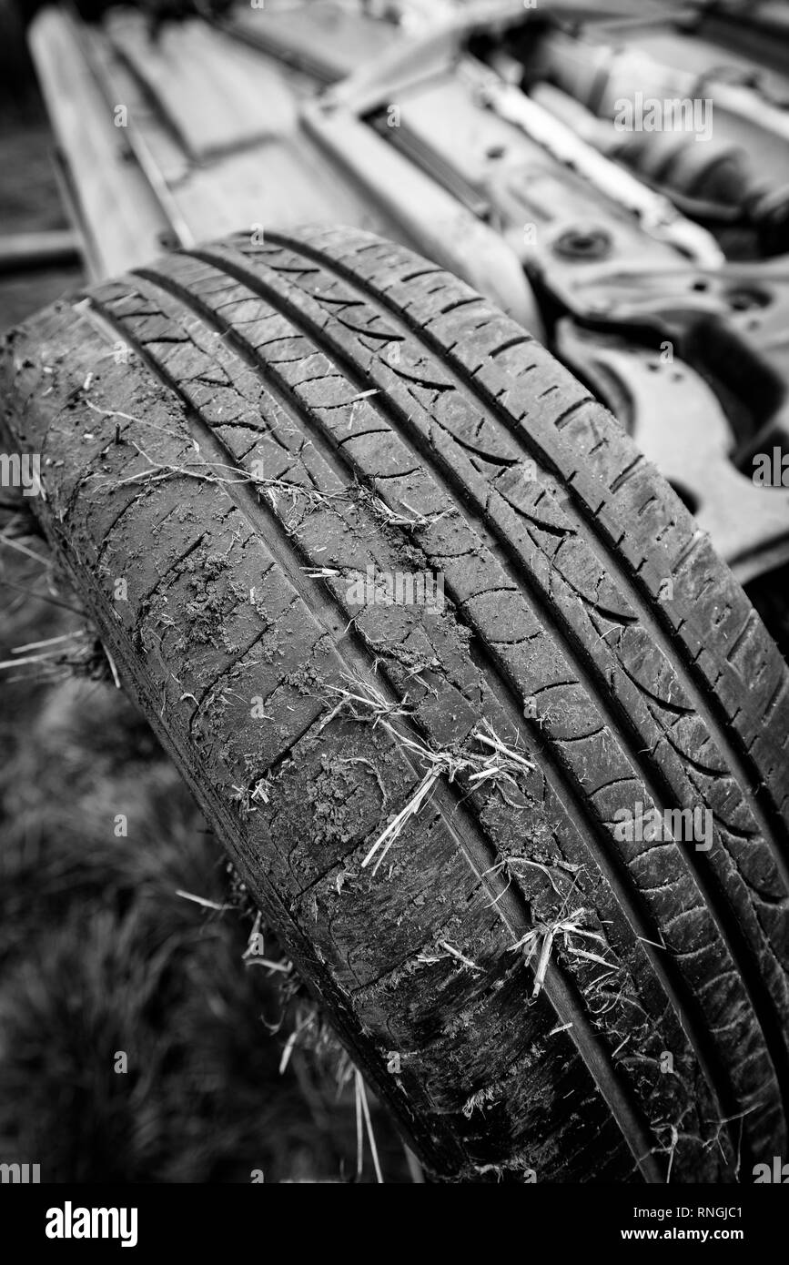 Accident de voiture et location de dommages. Véhicule dans un champ après crash à haute vitesse. Banque D'Images