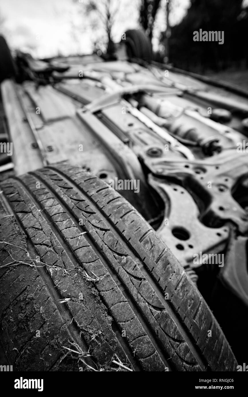 Accident de voiture et location de dommages. Véhicule dans un champ après crash à haute vitesse. Banque D'Images