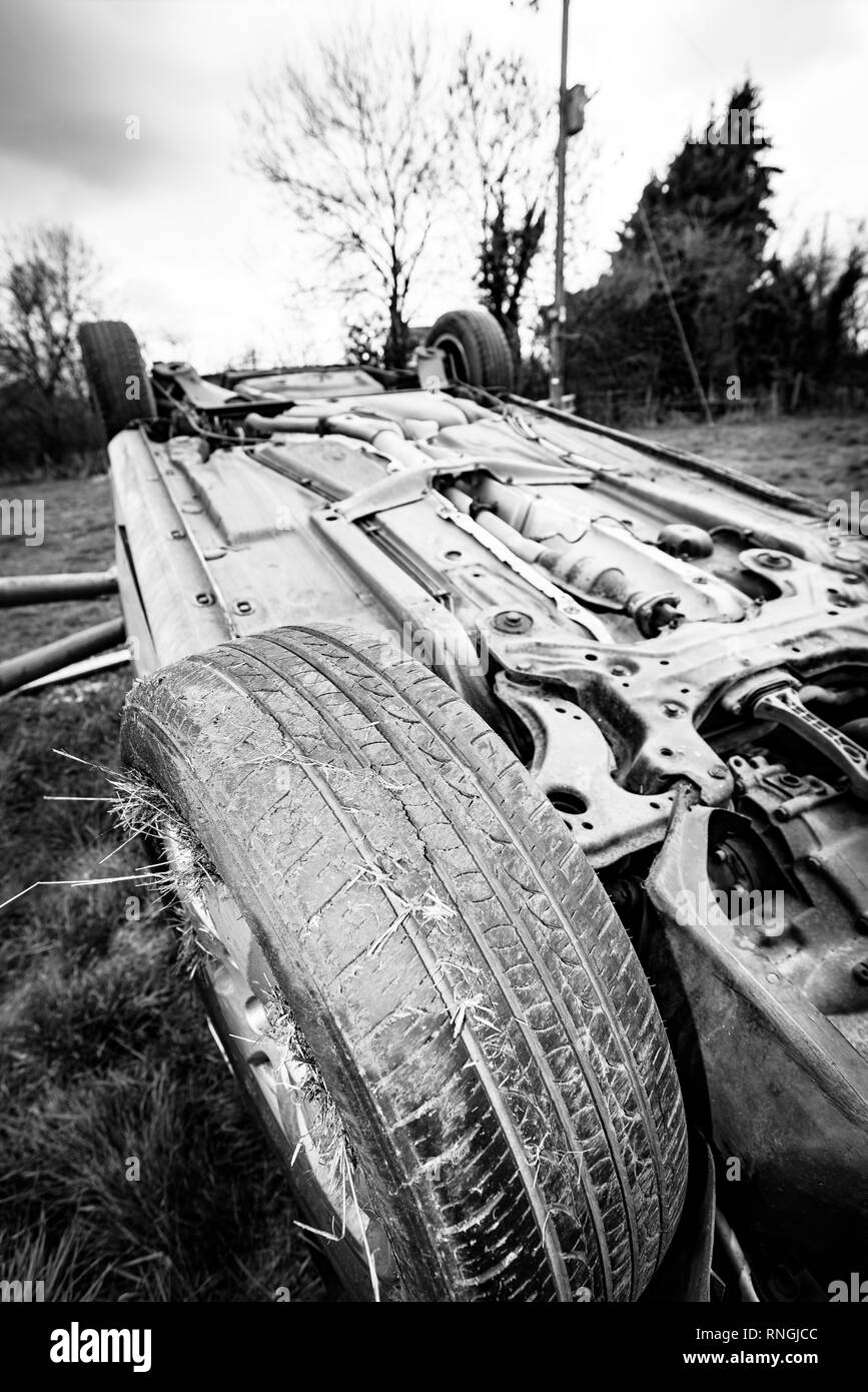 Accident de voiture et location de dommages. Véhicule dans un champ après crash à haute vitesse. Banque D'Images