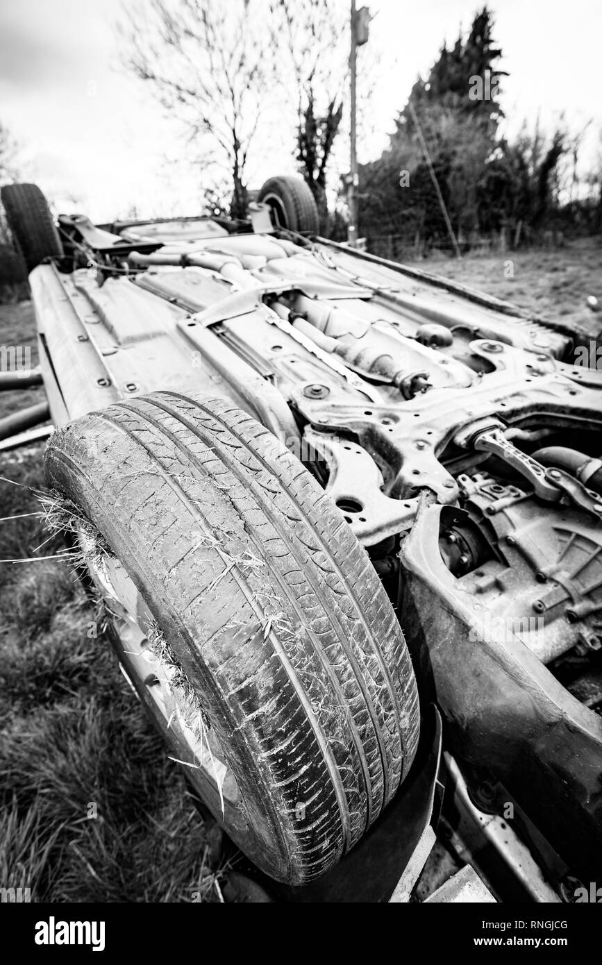 Accident de voiture et location de dommages. Véhicule dans un champ après crash à haute vitesse. Banque D'Images