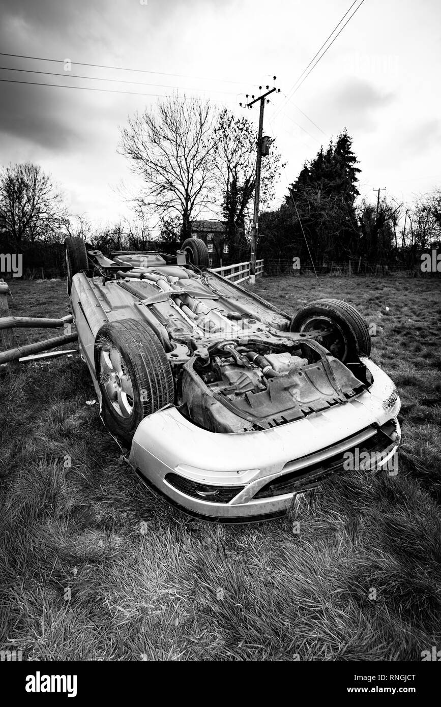 Accident de voiture et location de dommages. Véhicule dans un champ après crash à haute vitesse. Banque D'Images