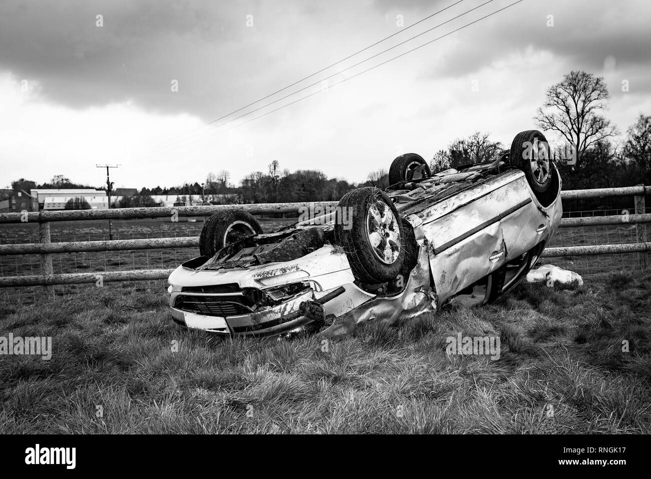 Accident de voiture et location de dommages. Véhicule s'est renversé dans un champ après un accident à haute vitesse. Banque D'Images