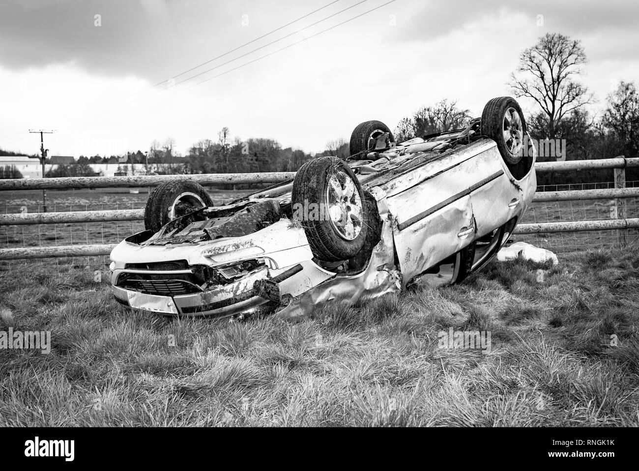Accident de voiture et location de dommages. Véhicule s'est renversé dans un champ après un accident à haute vitesse. Banque D'Images