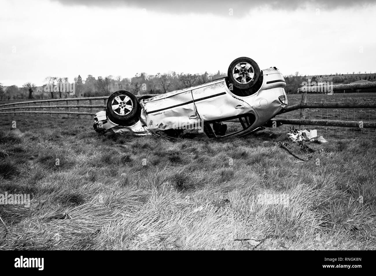 Accident de voiture et location de dommages. Véhicule s'est renversé dans un champ après un accident à haute vitesse. Banque D'Images