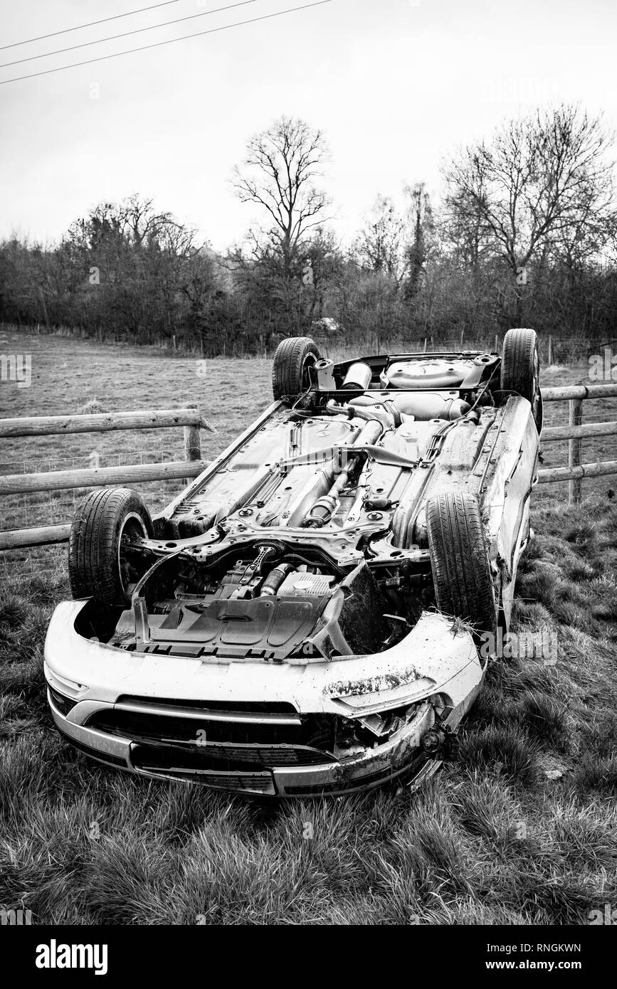 Accident de voiture et location de dommages. Véhicule s'est écrasé sur une clôture après une collision à haute vitesse. Banque D'Images