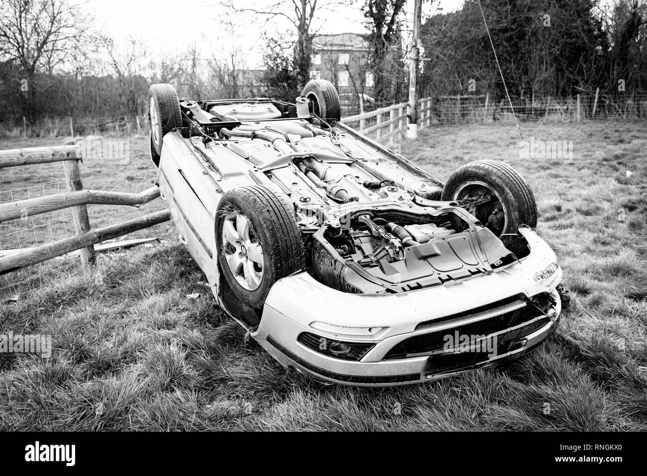 Accident de voiture et location de dommages. Véhicule s'est écrasé sur une clôture après une collision à haute vitesse. Banque D'Images