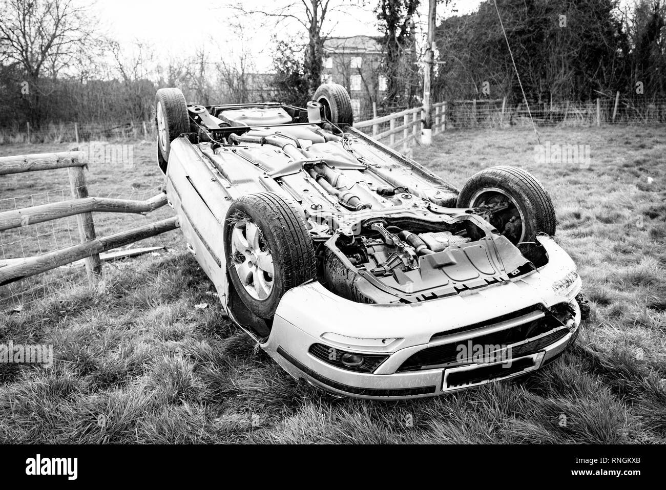 Accident de voiture et location de dommages. Véhicule s'est écrasé sur une clôture après une collision à haute vitesse. Banque D'Images