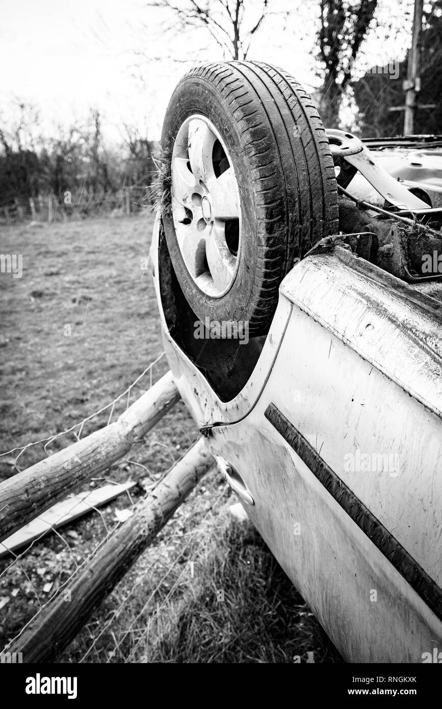 Accident de voiture et location de dommages. Véhicule s'est écrasé sur une clôture après une collision à haute vitesse. Banque D'Images
