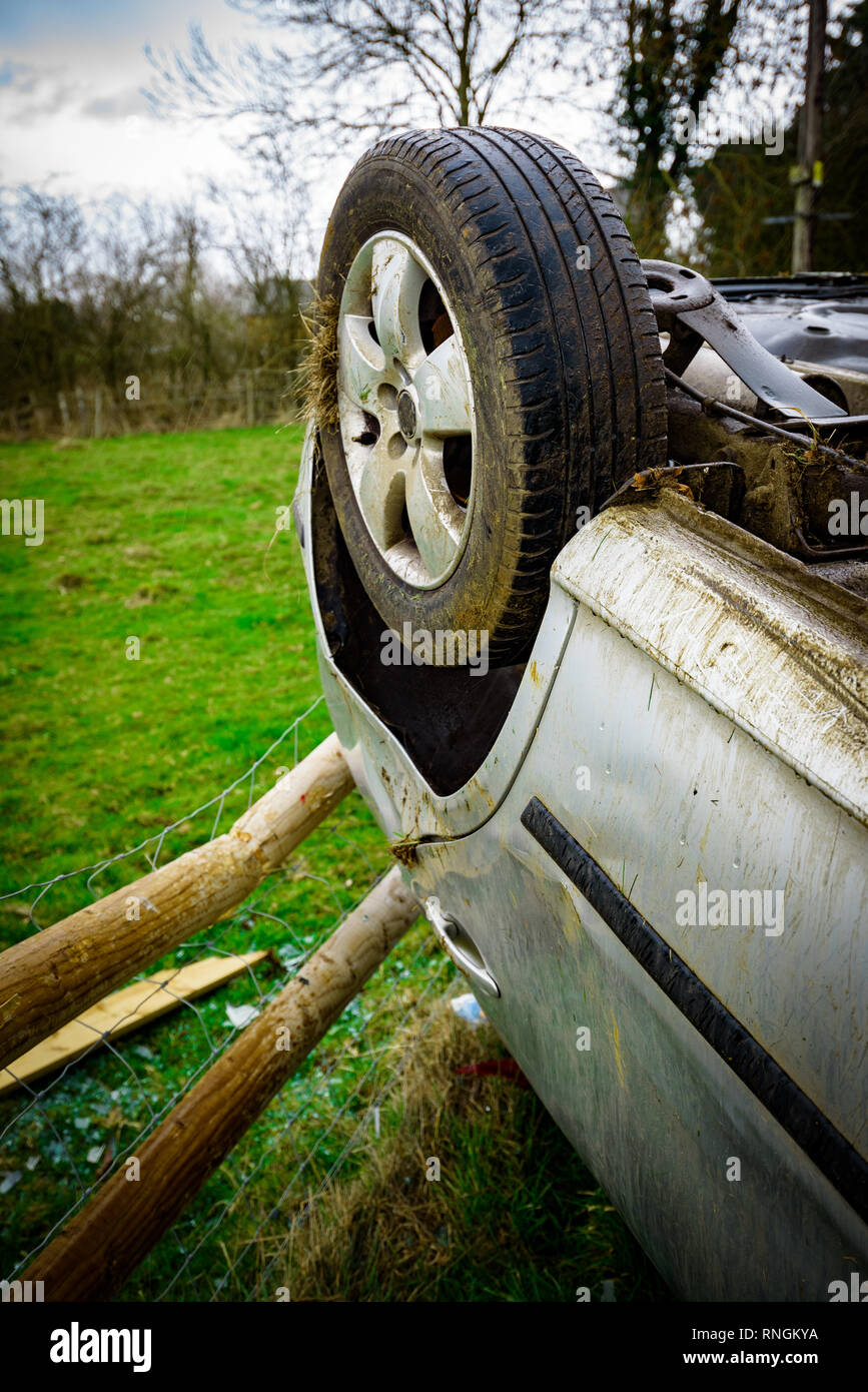 Accident de voiture et location de dommages. Véhicule s'est écrasé sur une clôture après une collision à haute vitesse. Banque D'Images