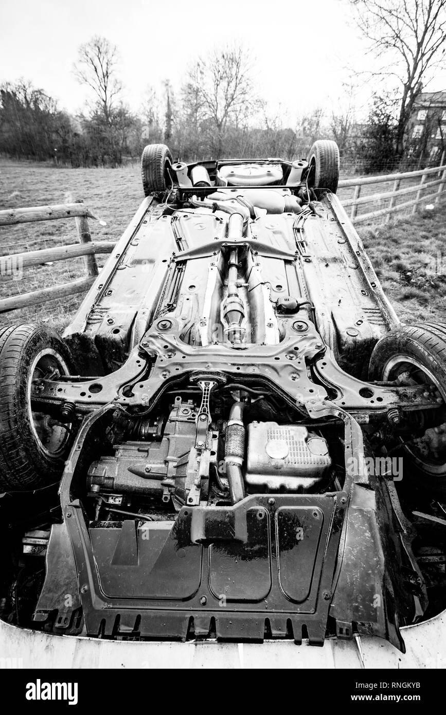 Accident de voiture et location de dommages. Véhicule retourné après l'accident à grande vitesse. Banque D'Images