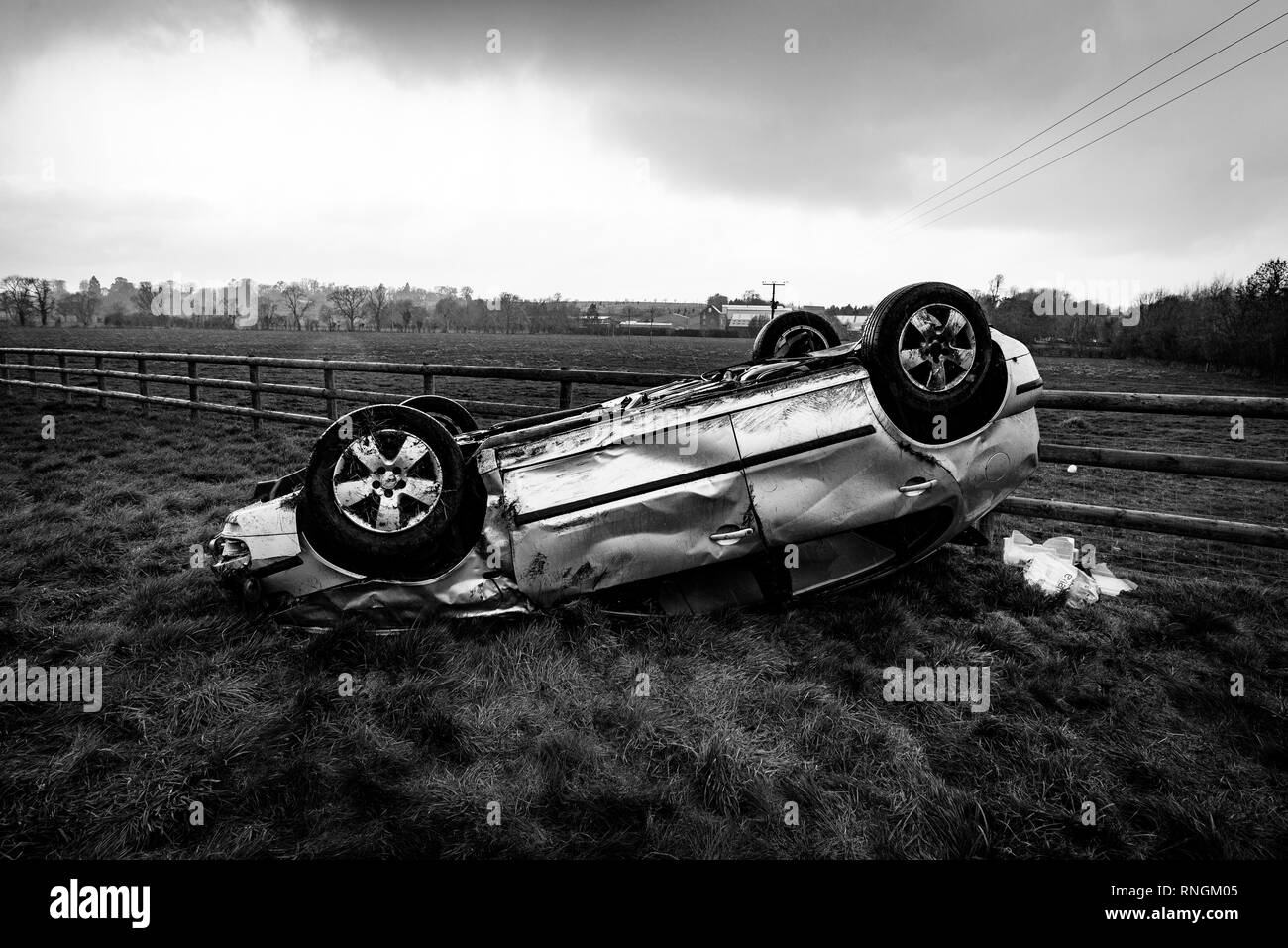 Accident de voiture et location de dommages. Véhicule retourné après l'accident à grande vitesse. Banque D'Images
