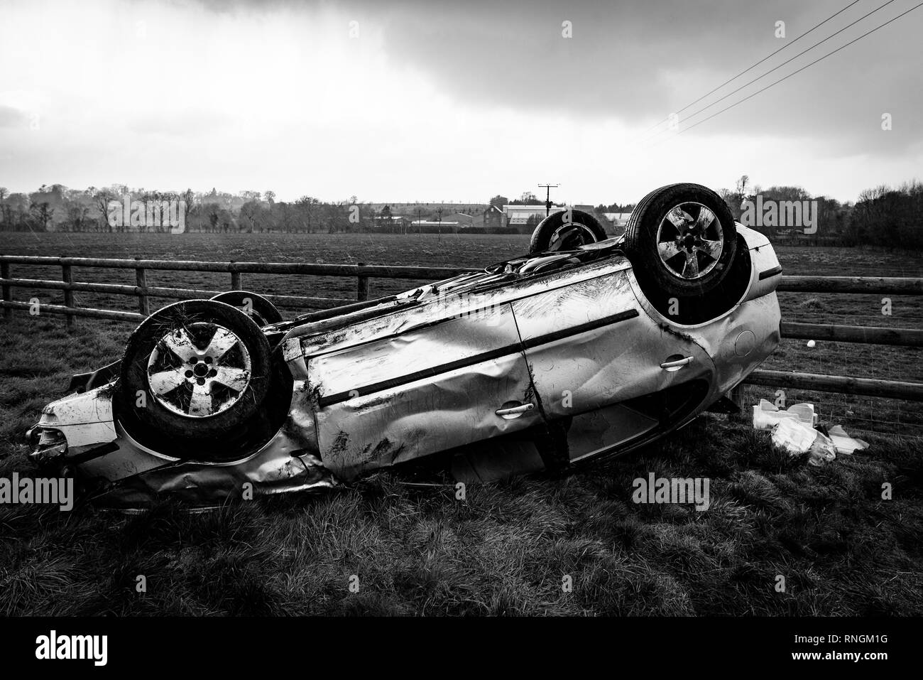 Accident de voiture et location de dommages. Véhicule retourné après l'accident à grande vitesse. Banque D'Images