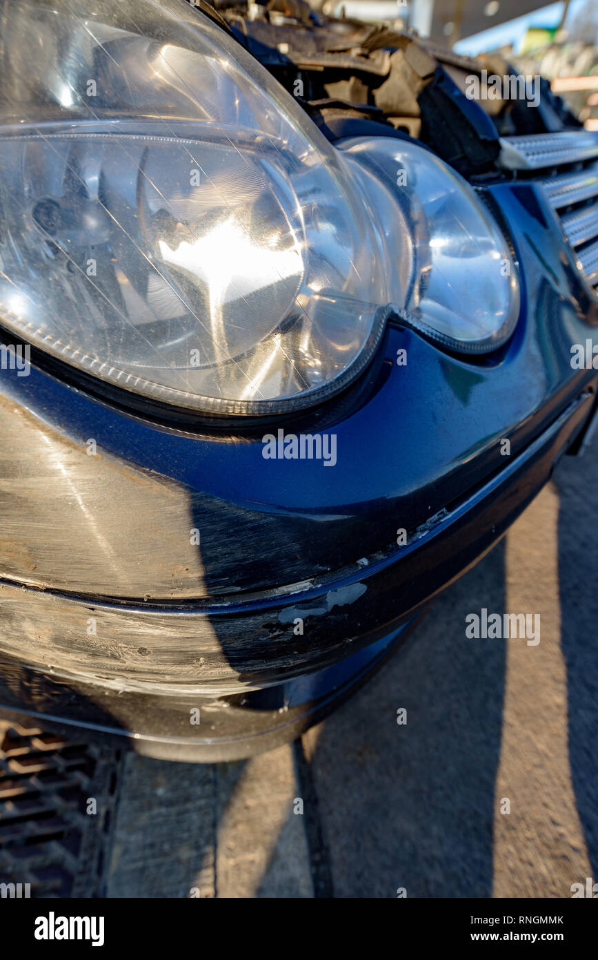 Accident de voiture et location de véhicule ; dommages projecteur et le bouclier de dégâts. Banque D'Images