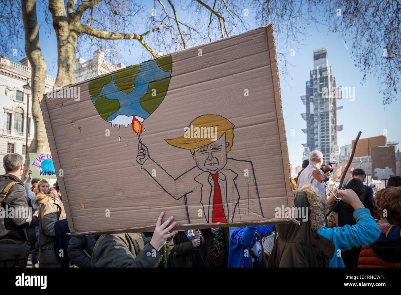 Grève de la jeunesse 4 Le climat. Des milliers d'élèves et d'étudiants à pied à partir de leçons pour protester à Westminster dans le cadre d'un programme national de grève sur le changement climatique Banque D'Images