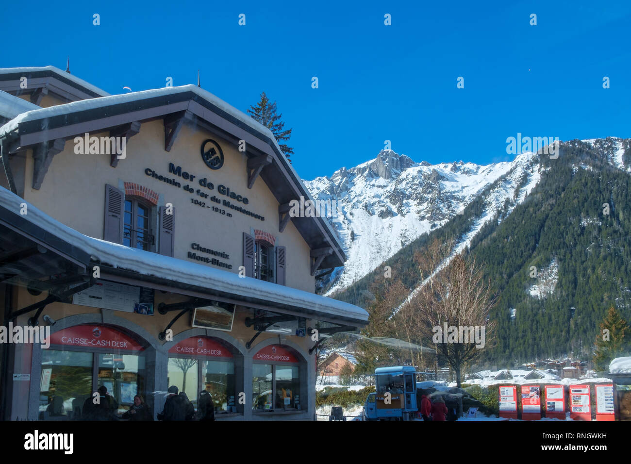 Chamonix Mont Blanc, France - 14 Février 2019 : La vallée de Chamonix le terminus à Montenvers train de montagne à crémaillère et pignon. Banque D'Images