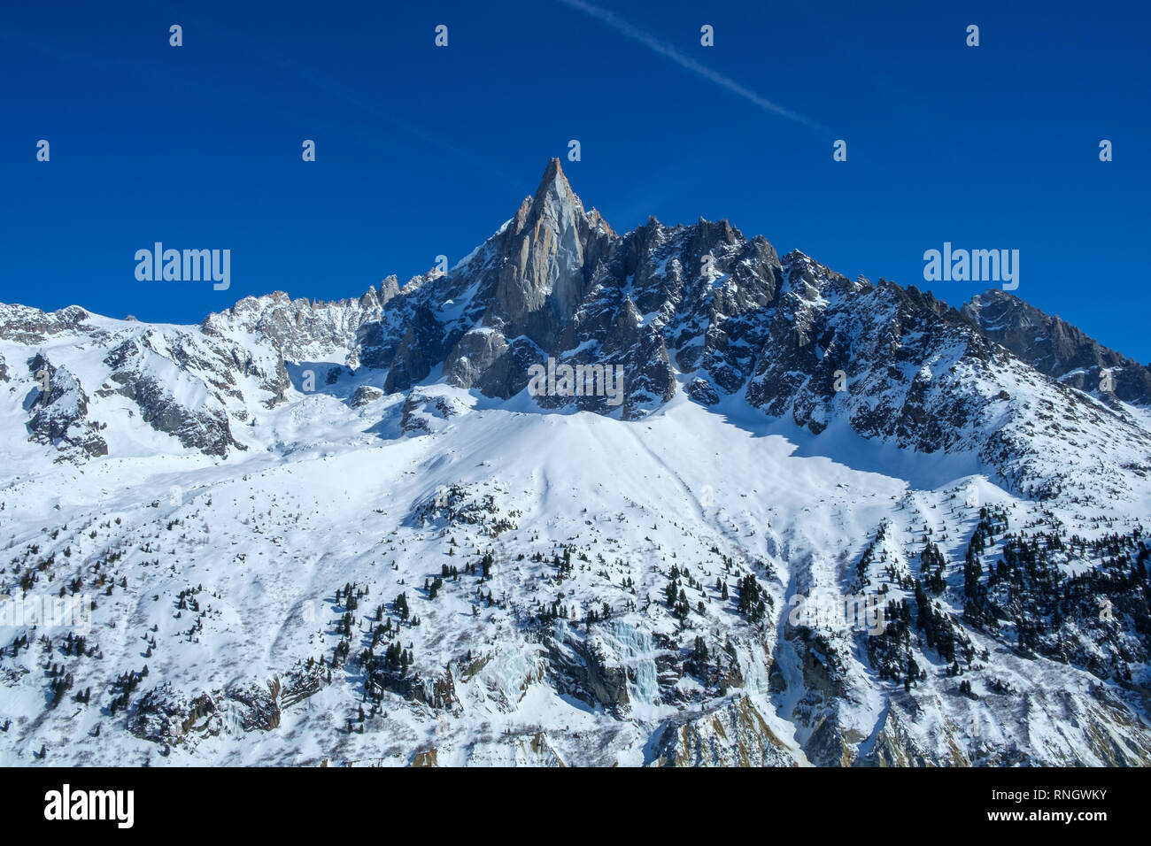 L'emblématique pic d'escalade de l'Aiguille du Dru vu de train du Montenvers, près de Chamonix. Banque D'Images