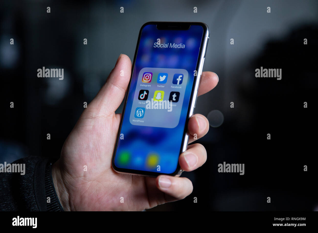 Groupe de médias sociaux Les icônes des applications sur smartphone Iphone X en main tenant Banque D'Images