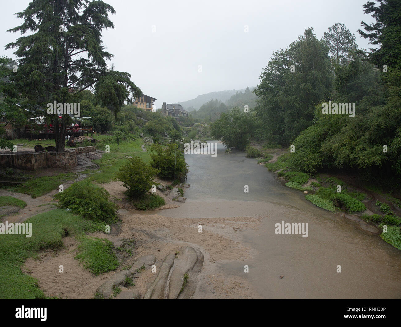 La Cumbrecita, Cordoba, Argentine - 2019 - Vue de Río del Medio rivière d'un pont dans le centre-ville. Banque D'Images