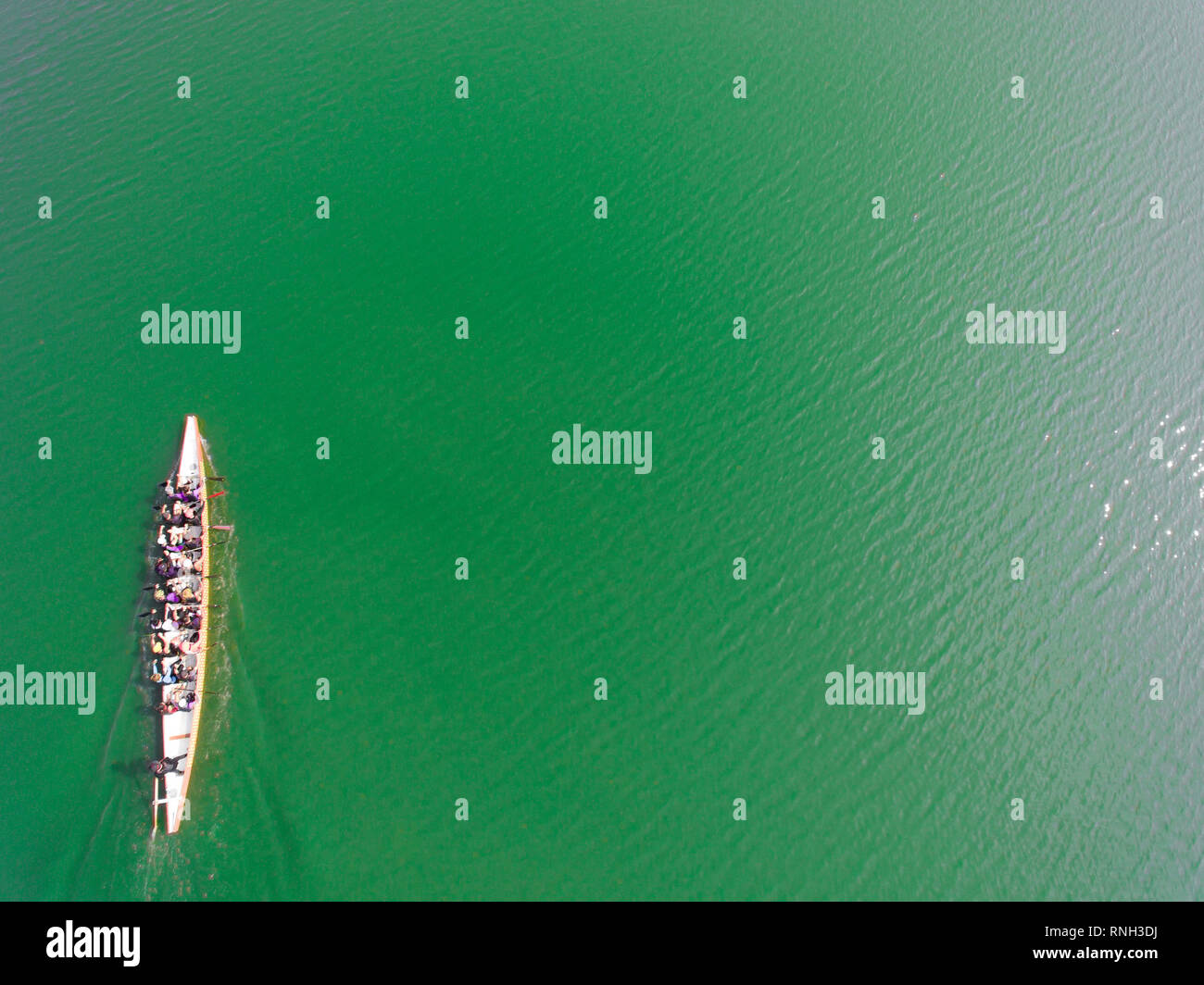 Vue aérienne de l'équipe d'aviron sur l'eau Banque D'Images