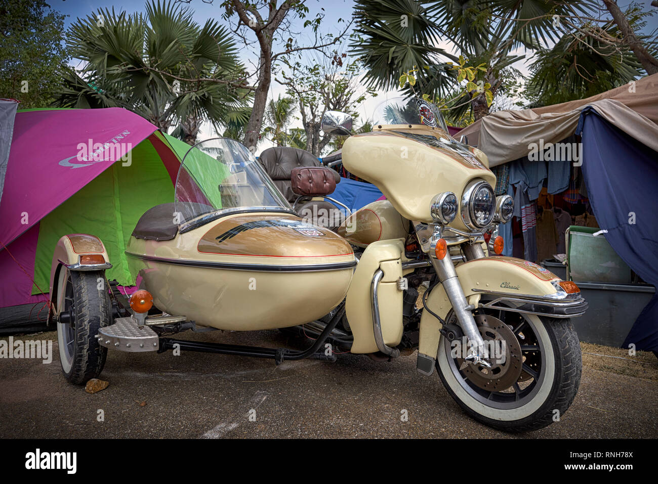 Harley davidson motorcycle and sidecar Banque de photographies et d ...