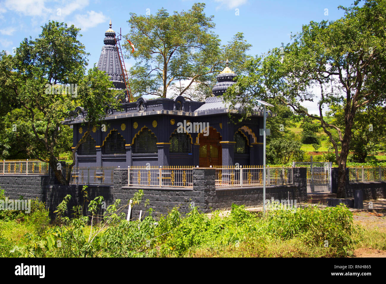 Un beau temple hindou de pierre noire à Mandvi Budruk, district de Pune Banque D'Images