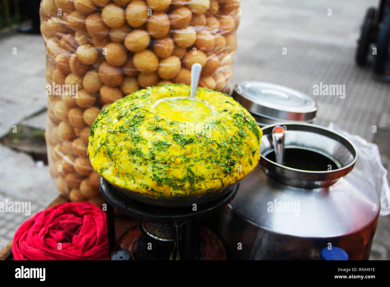 Close-up de pani puri stalle, snack indien typique, Pune, Maharashtra Banque D'Images