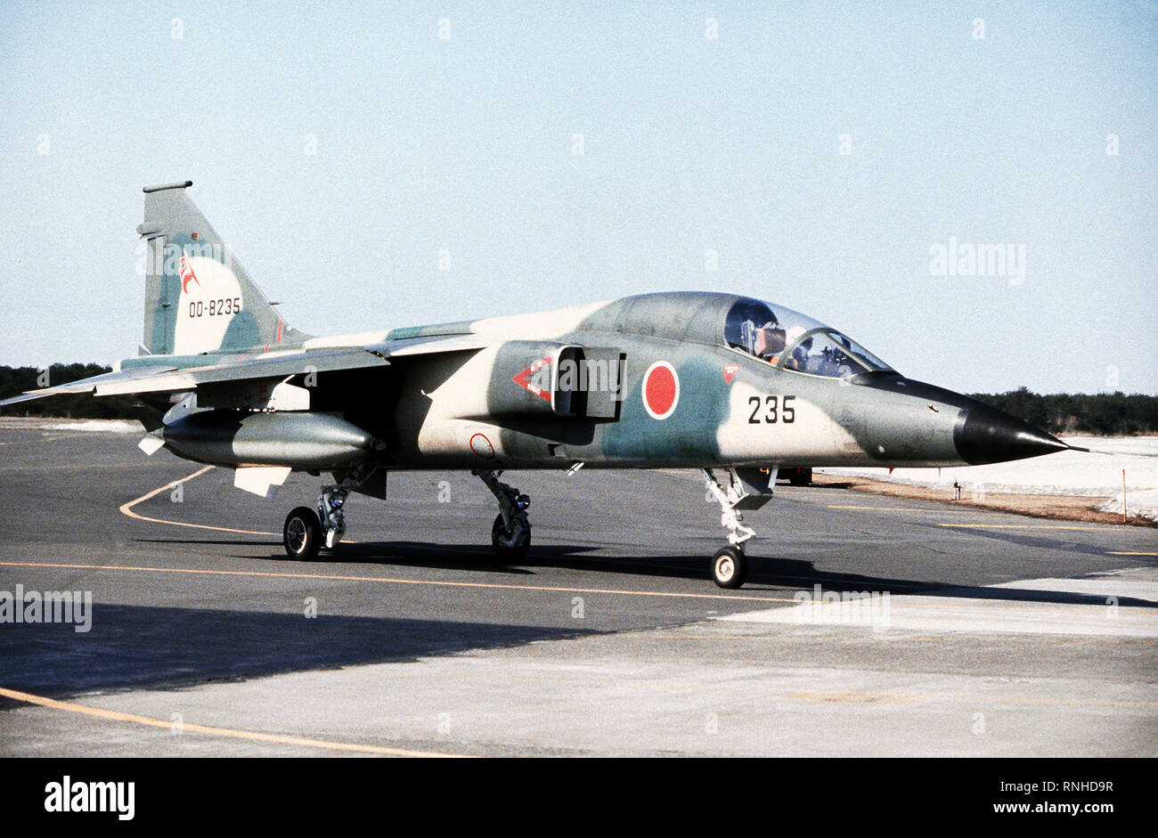 1981 - Une vue avant gauche d'un stationné Japan Air Self Defense Force (JASDF) F-1J Banque D'Images