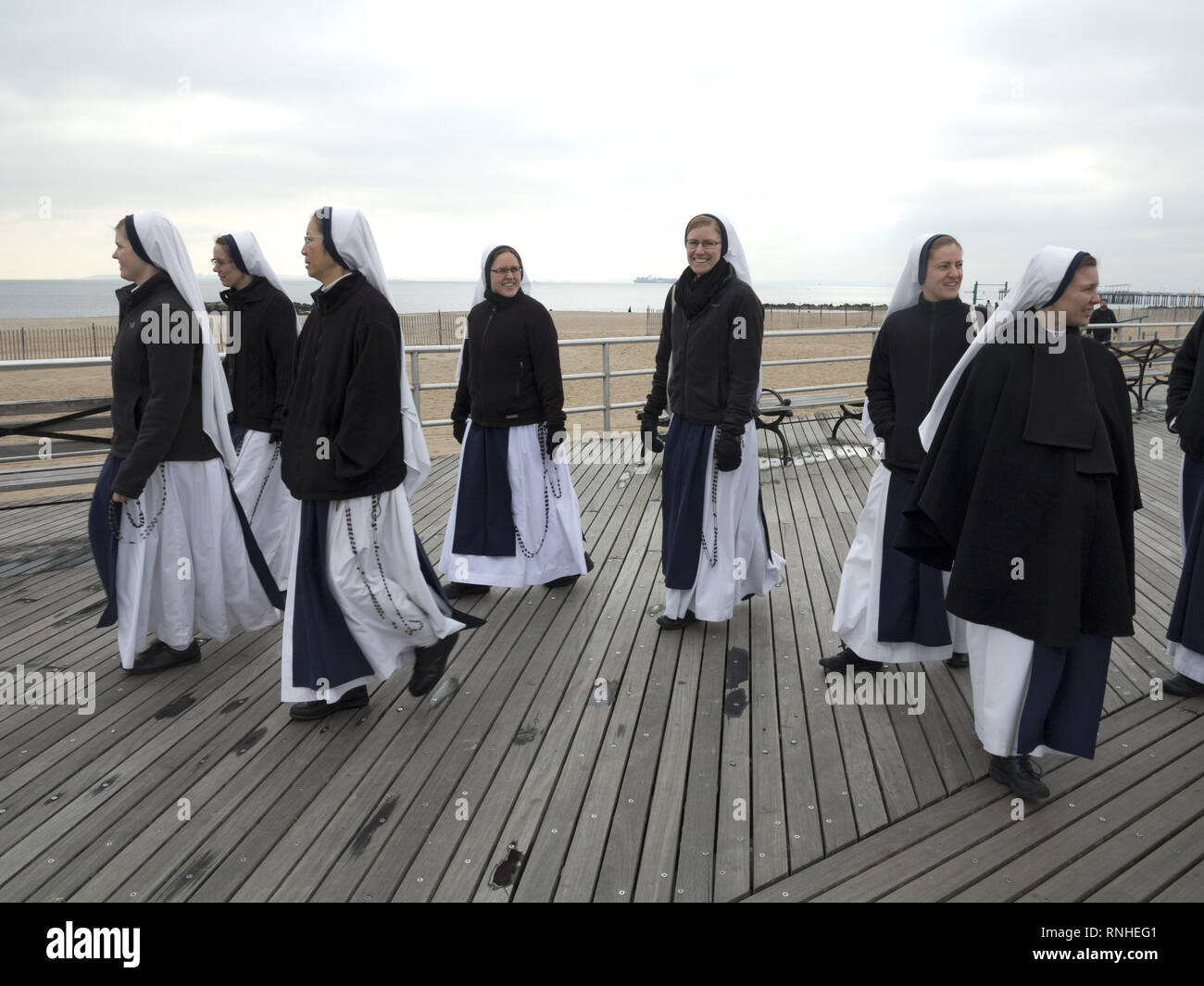 Jeunes moniales profitez d'une sortie sur le Boardwalk Coney Island à Brooklyn, New York. Banque D'Images
