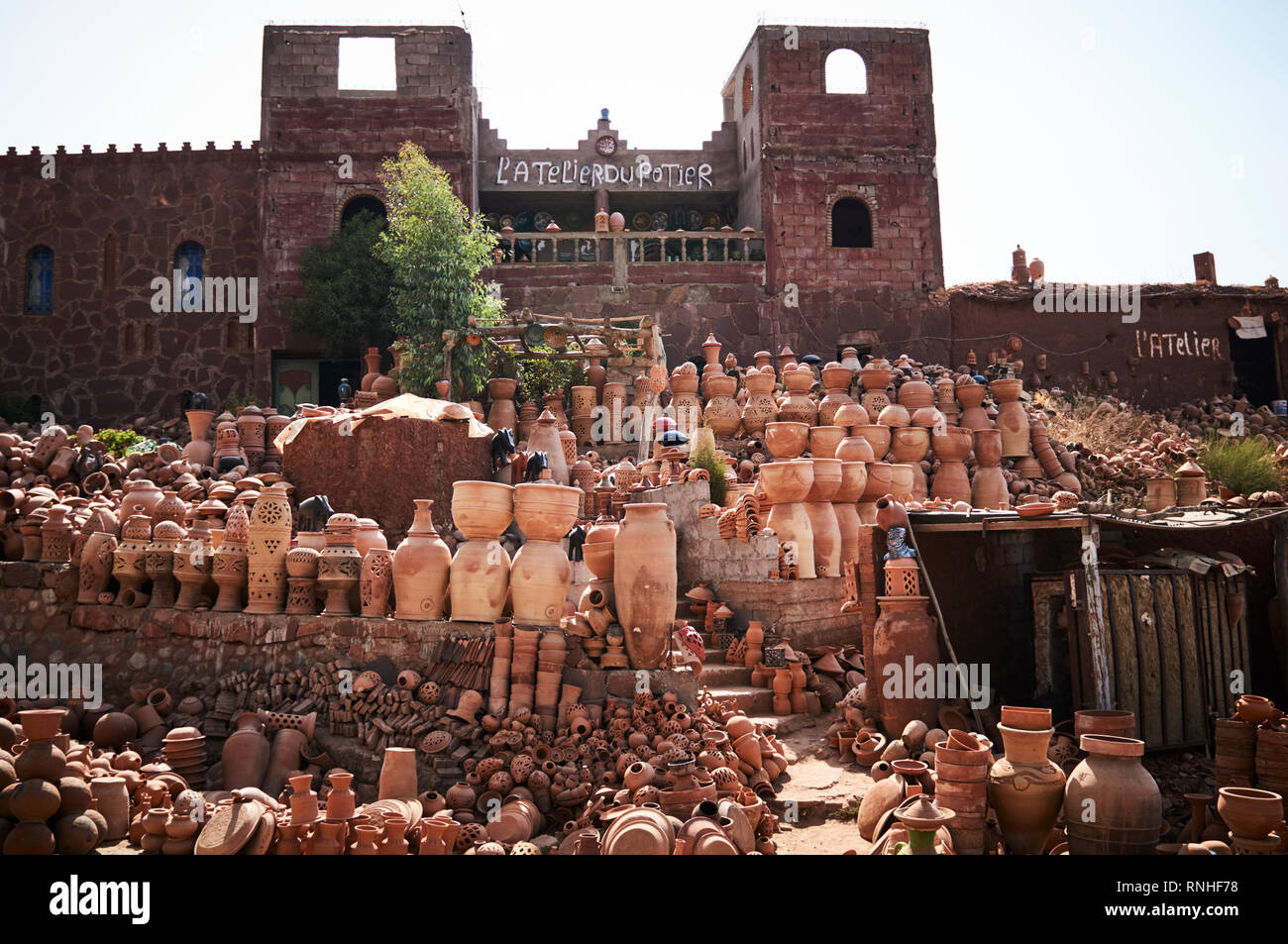 Un atelier de poterie avec des centaines d'artisanat de poterie artisanale comme des pots, piquant et autres créations faites à la main. Banque D'Images