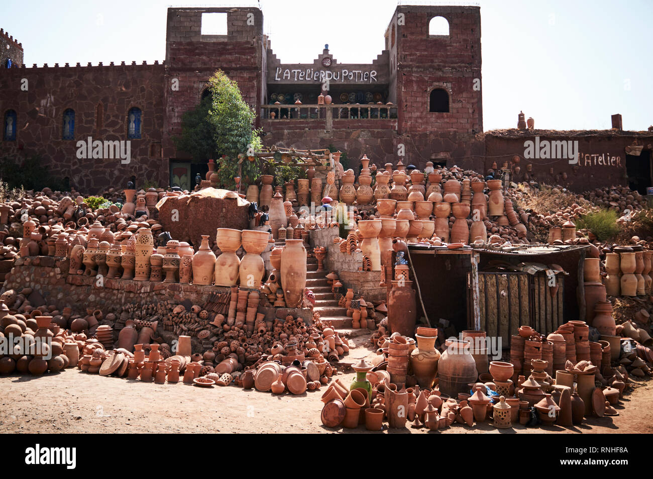 Un atelier de poterie avec des centaines d'artisanat de poterie artisanale comme des pots, piquant et autres créations faites à la main. Banque D'Images