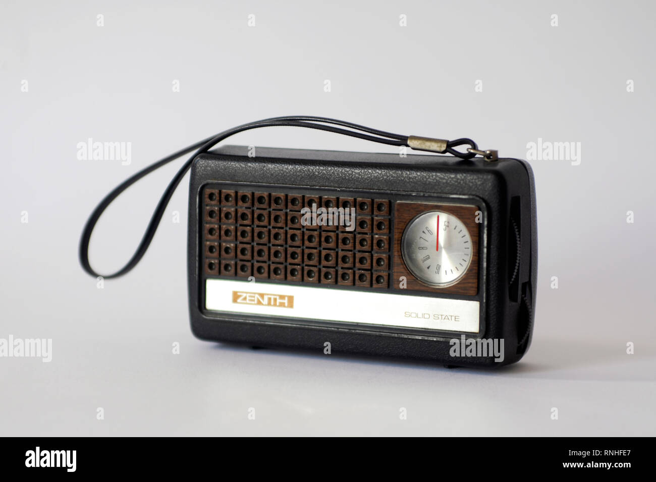 Portable Vintage Radio transistor Zenith l'état solide. Pris à Singapour Banque D'Images