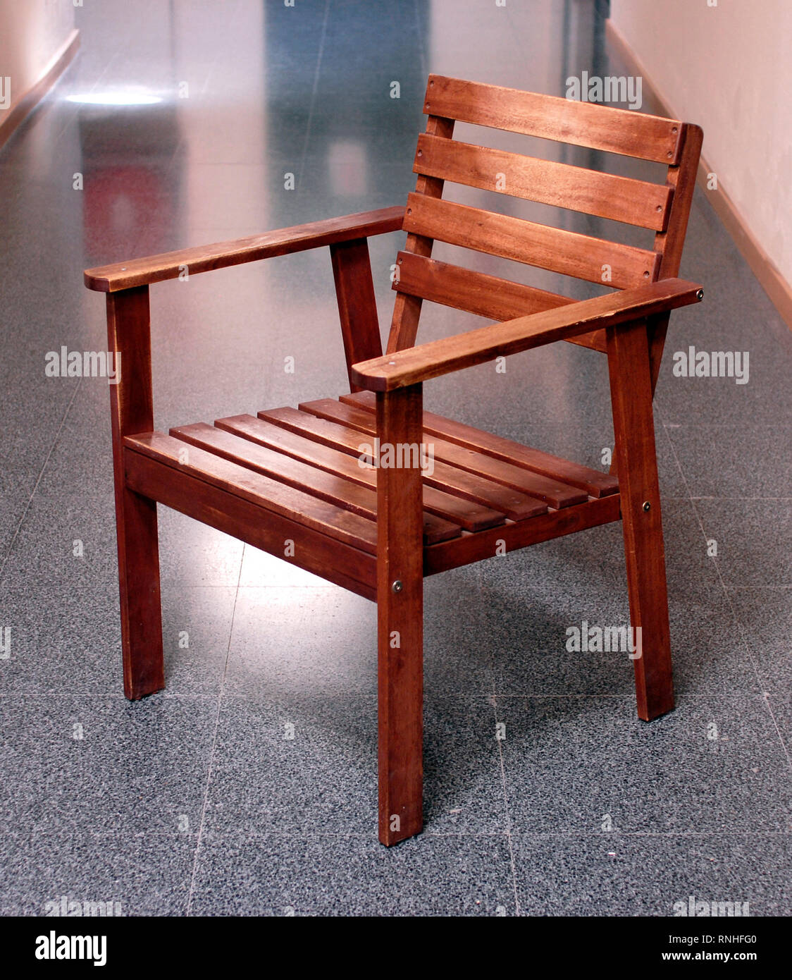 Chaise en bois pour terrasse. Activités abandonnées de IKEA Banque D'Images
