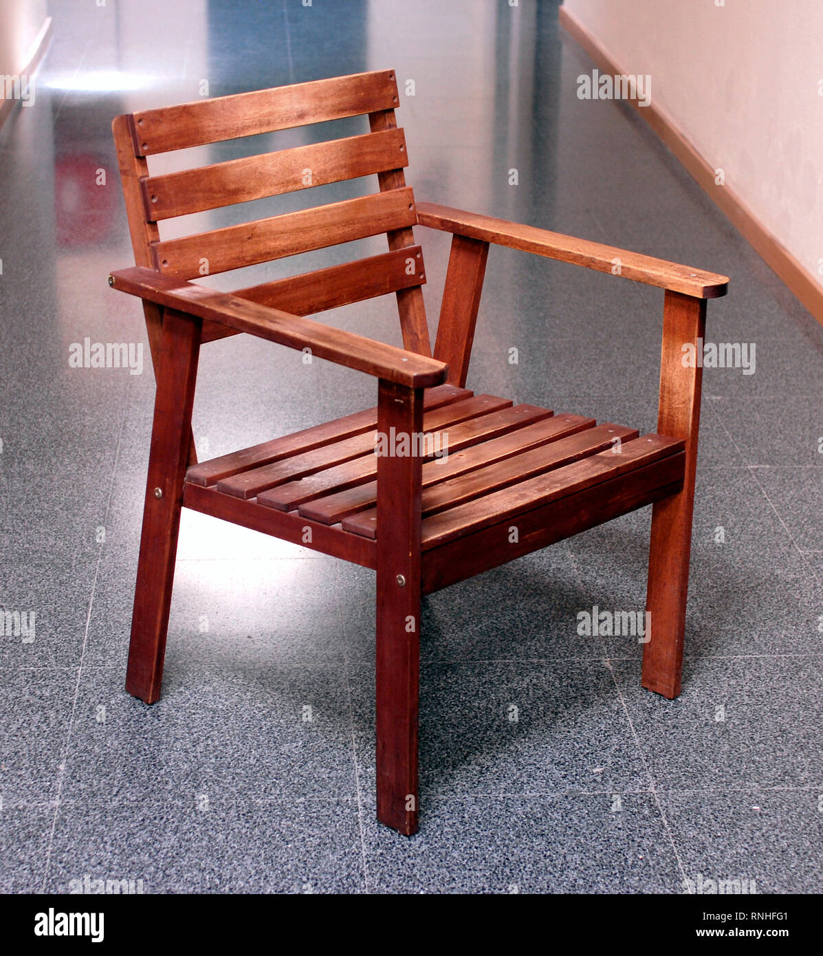 Chaise en bois pour terrasse. Activités abandonnées de IKEA Banque D'Images