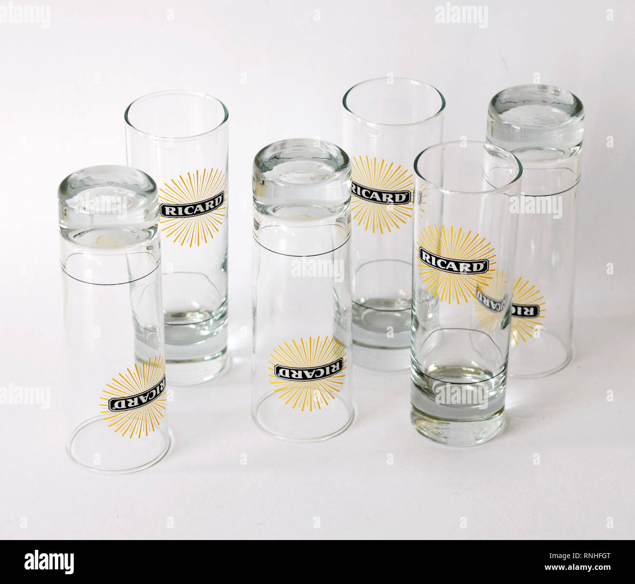 Ensemble de six verres tube, publicité par Ricard, en France. Verre avec le  logo du soleil et d'une ligne pour indiquer la mesure d'alcool Photo Stock  - Alamy