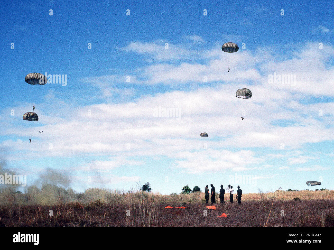 Les parachutistes de l'armée philippine la dérive vers le bas de la zone de chute après avoir sauté d'un 374e avion de transport tactique. Banque D'Images