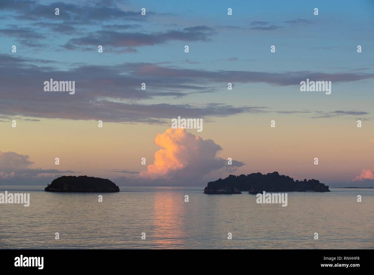 Coucher du soleil sur les îles de Nosy Hara, Madagascar Banque D'Images