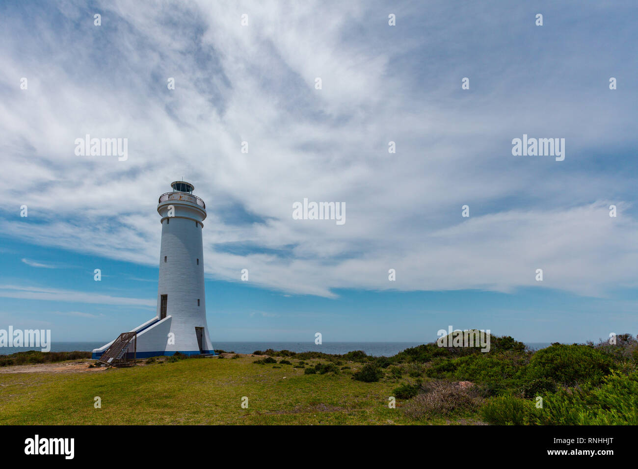 Stephens point phare alimenté par des panneaux solaires sur cette journée d'été. Fingal Bay, New South Wales, Australia Banque D'Images