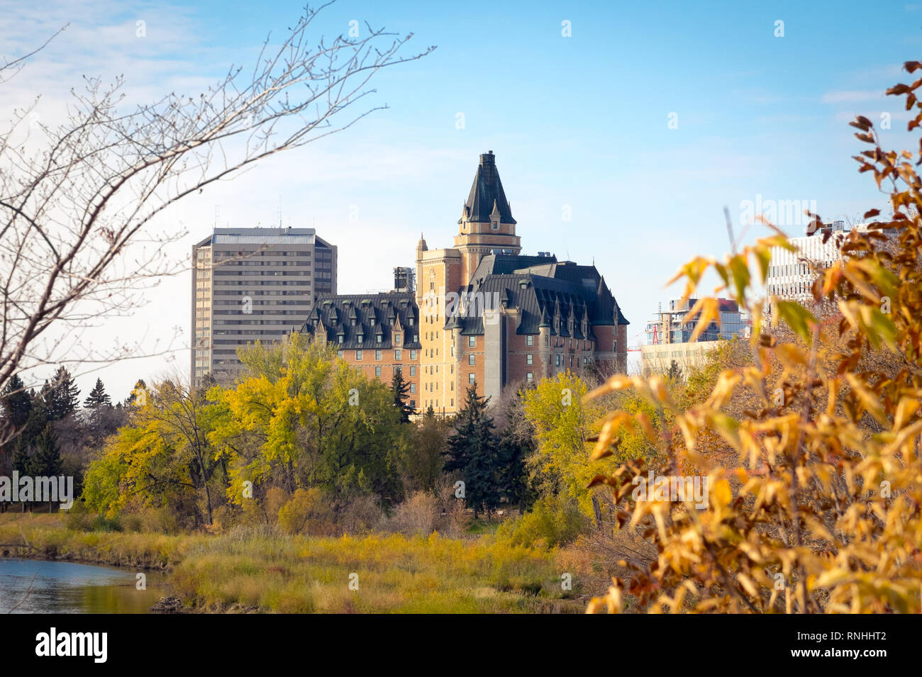Une vue de l'automne de l'hôtel Delta Bessborough, rivière Saskatchewan Sud, et les toits de Saskatoon, Saskatchewan, Canada. Banque D'Images