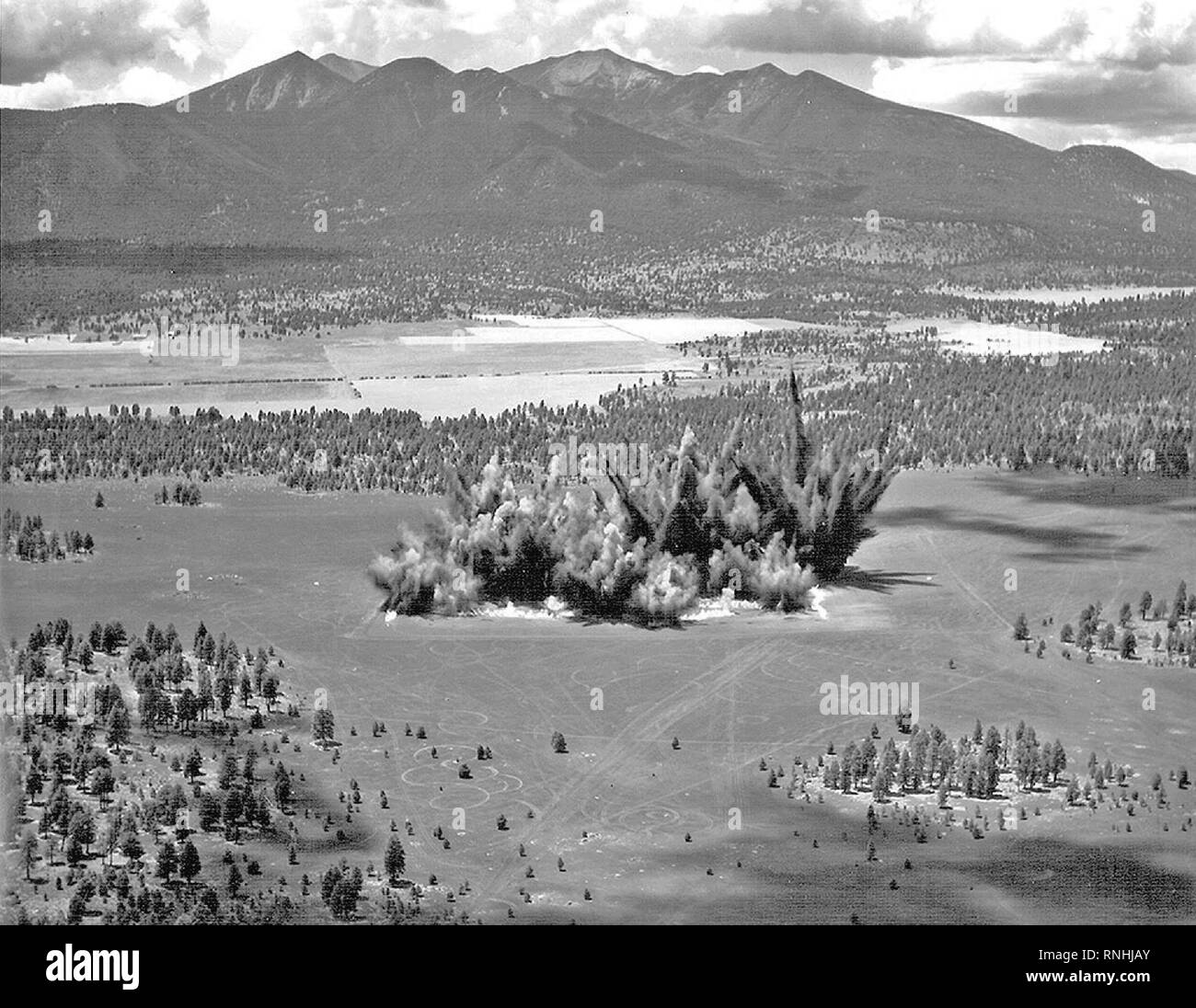 1968 - cratères de dynamitage pour une nouvelle section de l'extérieur, les lacs de parpaing Flagstaff Arizona(Juillet 1968). USGS Astrogeology construit une maquette d'une section de la mer de la tranquillité dans un champ à l'aide de cendre avec une formation et des études de déplacement. Banque D'Images