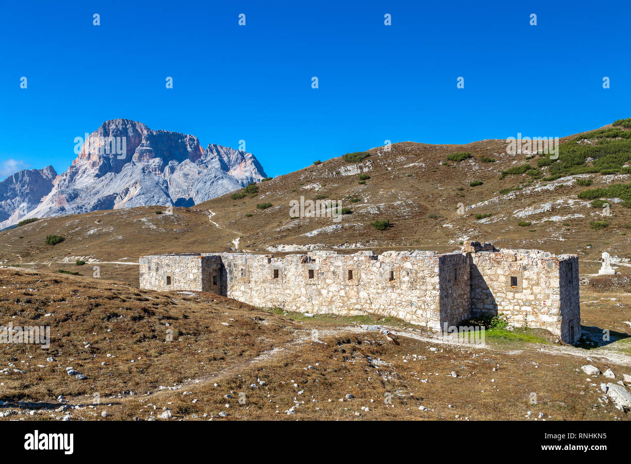 Ruine d'une fortification sur Strudelkopfsattel, Dolomites, le Tyrol du Sud Banque D'Images