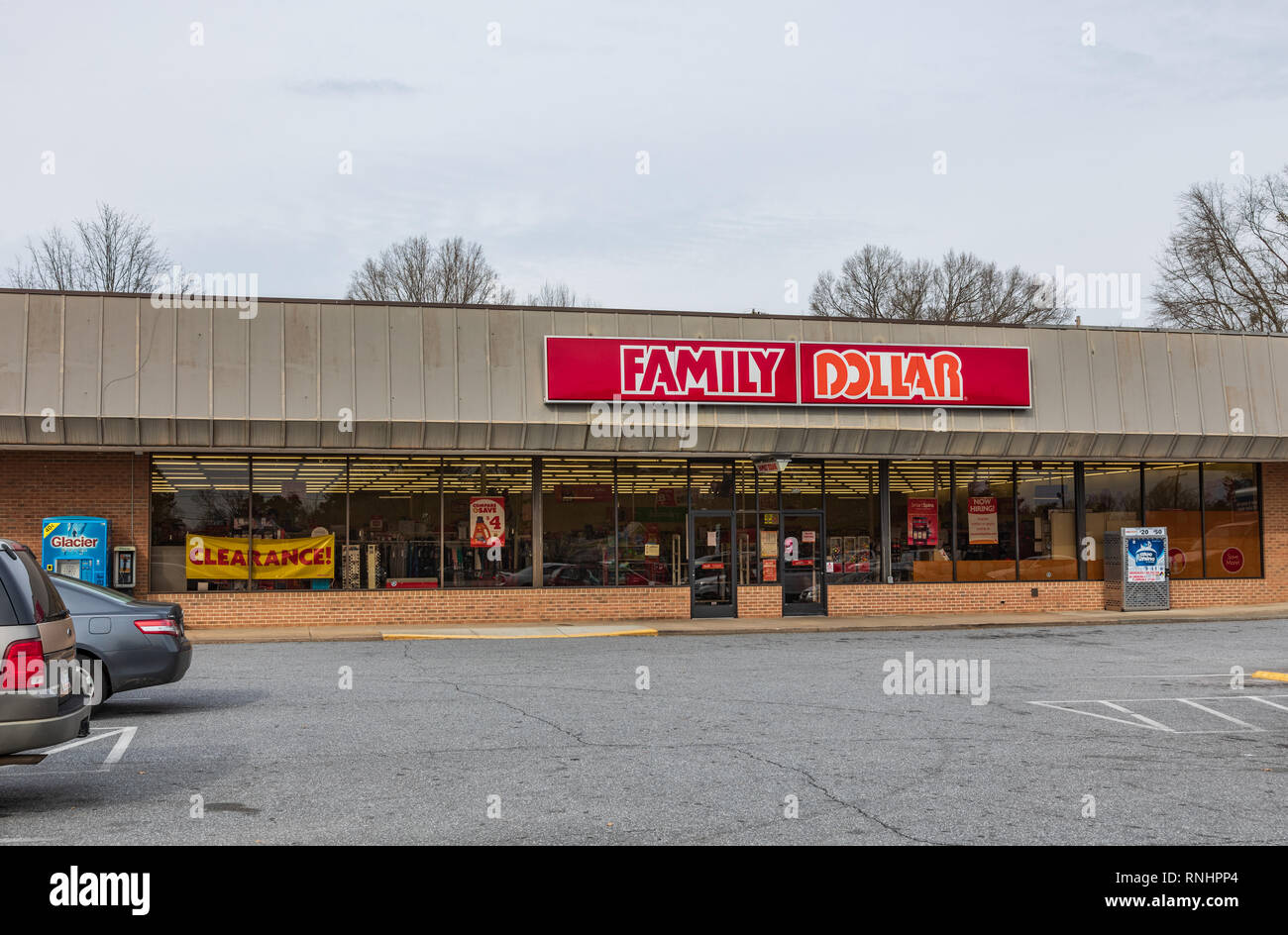 HICKORY, NC, USA-2/15/19 : A Family Dollar Store, l'un des plus de 8 000 endroits dans le nous. Porte d'entrée et parking indiqué. Banque D'Images