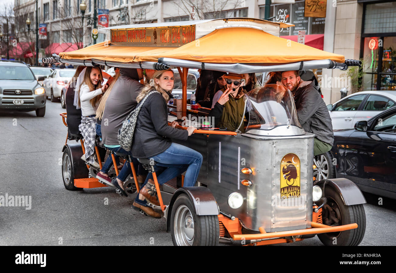 ASHEVILLE, NC, USA-2/16/19 : A 13 places pedal-powered touring véhicule transporte les touristes dans la ville, avec des arrêts aux pubs en route. Banque D'Images