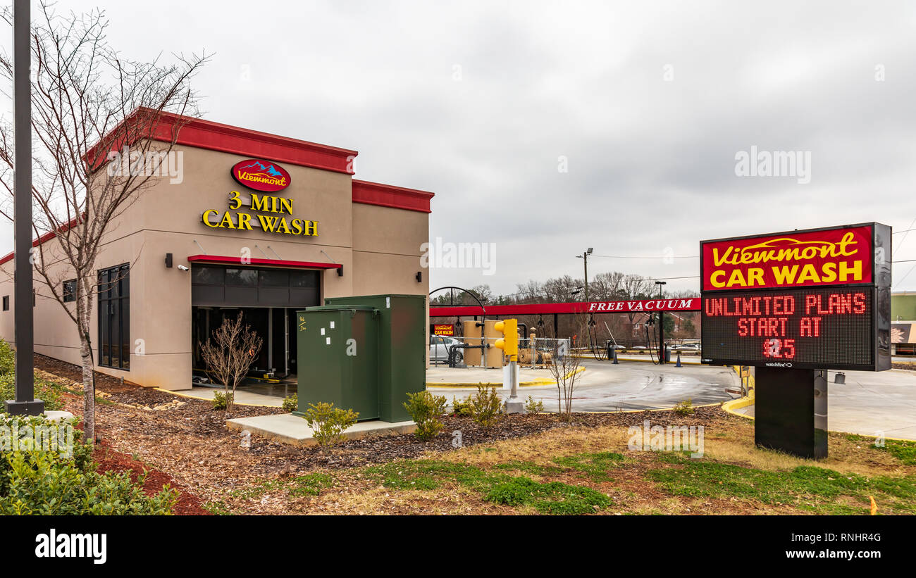 HICKORY, NC, USA-2/17/19 : Un lavage de voiture, avec do-it-yourself, l'aspirateur et les détails. Banque D'Images